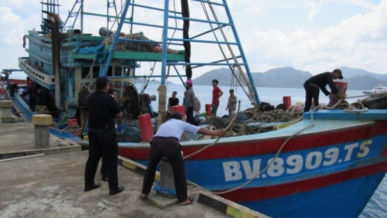 Nelayan Pangkep Hilang Saat Melaut Ke Bima Sar Mereka Bersandar Di