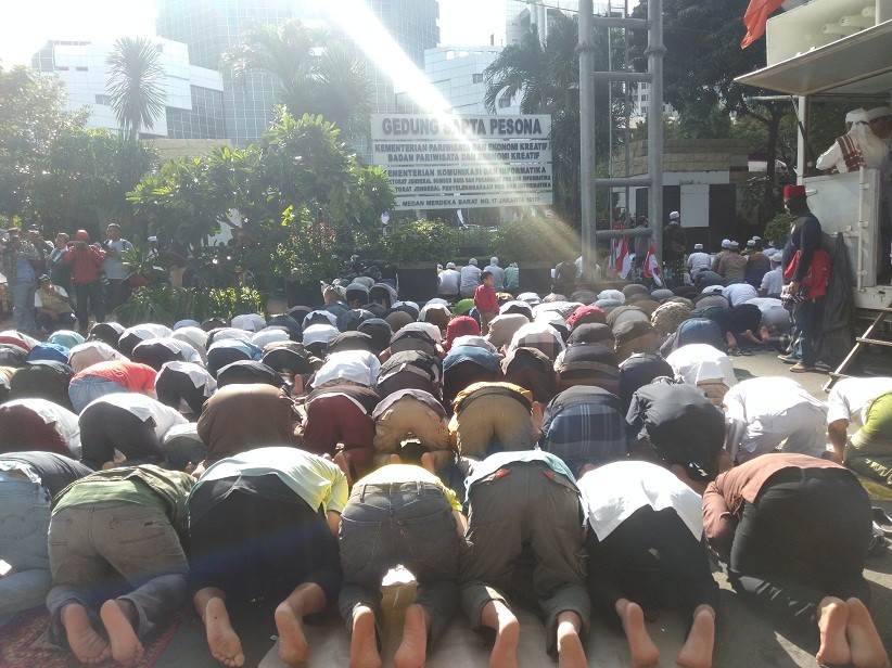 Massa Aksi Salat Asar Berjamaah Di Jalan Medan Merdeka Barat