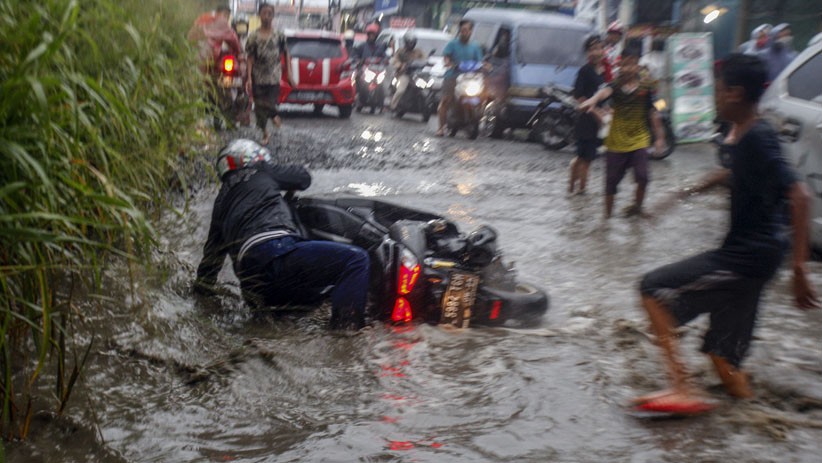 Jalanan Rusak Dan Tertutup Air Di Bojong Gede Banyak Pengendara Motor