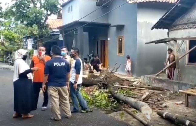 Rumah Di Cirebon Rusak Akibat Angin Puting Beliung Orang Luka