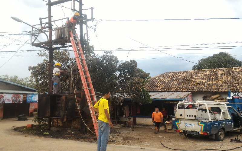 Gardu Listrik Meledak Di Sukarami Palembang Ratusan Rumah Warga Gelap