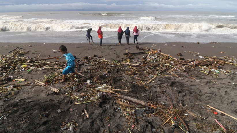 Pantai Trisik Yogyakarta Dipenuhi Sampah Dari Muara Sungai Progo Bagian 2