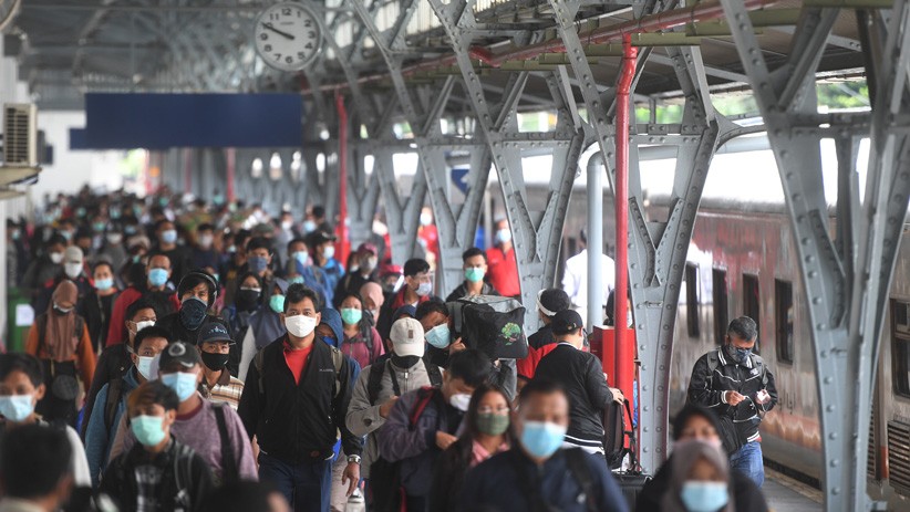 Arus Balik Libur Tahun Baru Ribuan Penumpang Padati Stasiun Senen