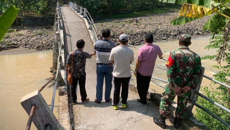 Jembatan Penghubung Di Dusun Ini Patah Diterjang Banjir