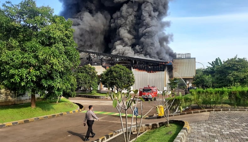 Pabrik Pengolahan Daging Di Purwakarta Terbakar Asap Hitam Terlihat Di