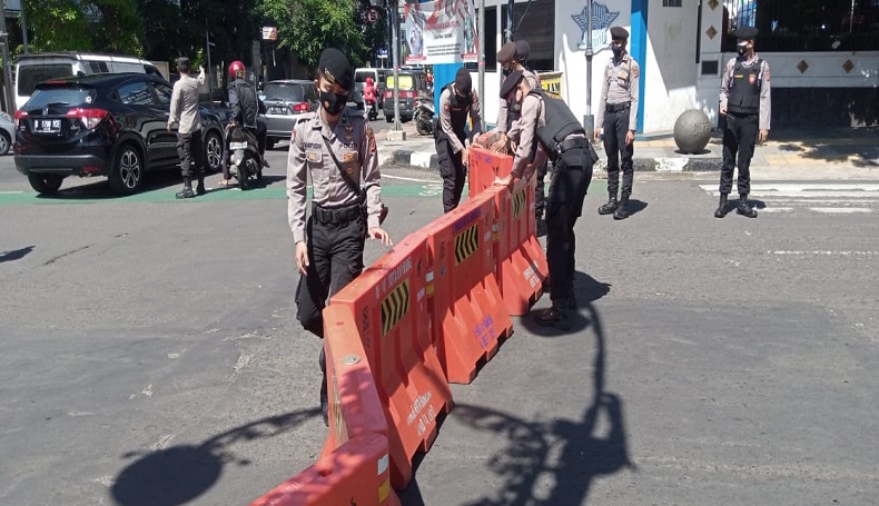 Aktivitas Warga Masih Ramai Jalan Di Bandung Diblokade Lebih Awal