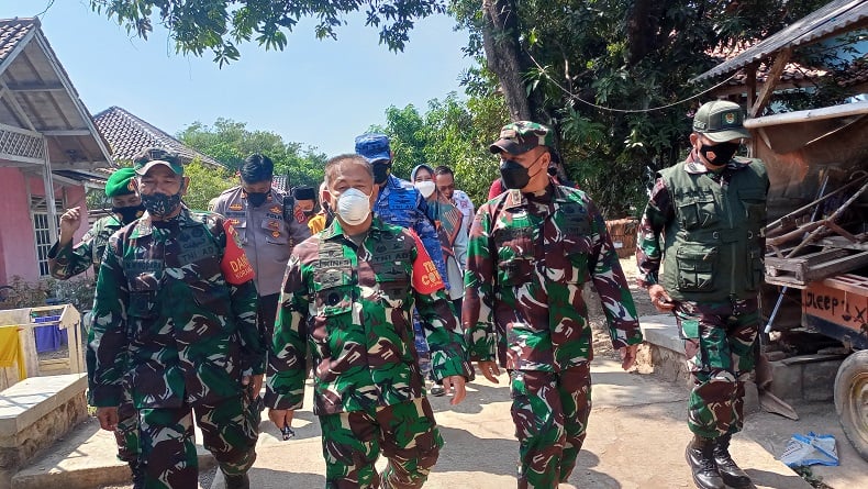 Prajurit Tni Di Majalengka Salurkan Bantuan Obat Bagi Warga Isoman