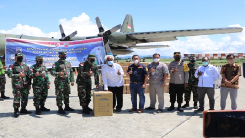 Panglima TNI Serahkan Bantuan Tabung Oksigen Untuk Warga Papua