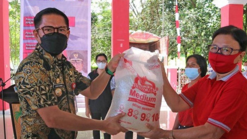 Bulog Sulutgo Salurkan Bantuan Beras PPKM Khusus Penerima BPNT Ke 61