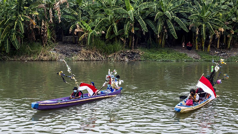 Aksi Aktivis Lingkungan Minta Masyarakat Tidak Buang Sampah Di Sungai