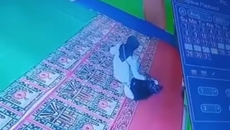 Wanita Berkerudung Curi Tas Jemaah Masjid Di Bandung Aksinya Terekam Cctv