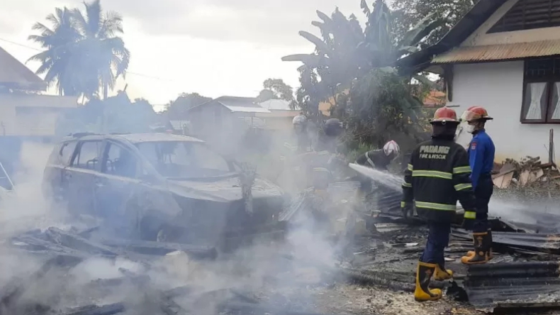 Garasi Di UNP Padang Terbakar 2 Mobil Dan 1 Motor Hangus