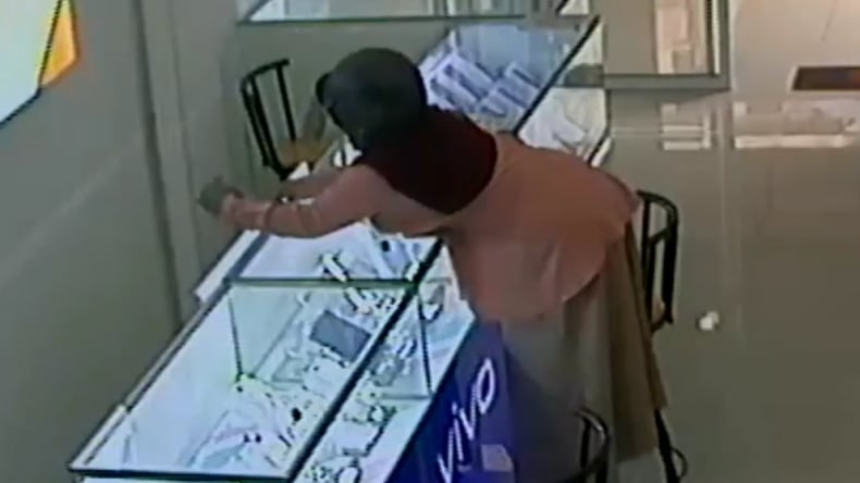 Perempuan Hamil Ini Curi Ponsel Hingga Nungging Aksinya Terekam Cctv