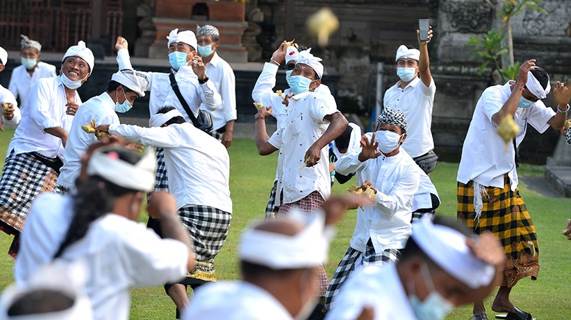 Serunya Tradisi Perang Ketupat Di Bali