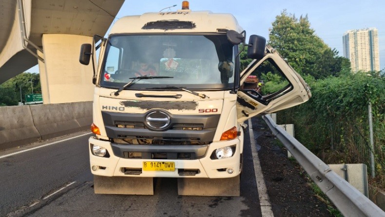 Dua Truk Kecelakaan Di Interchange Cawang Arah Cikampek Satu Terguling