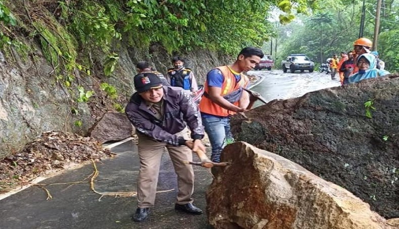 Diterjang Longsor Jalan Nasional Cikaso Tegalbuleud Sukabumi Lumpuh Jam