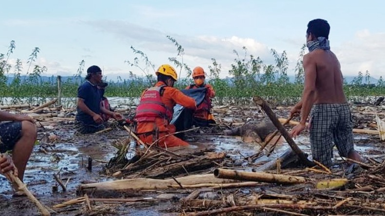 Tim Sar Gabungan Evakuasi Jenazah Korban Banjir Di Danau Limboto Gorontalo