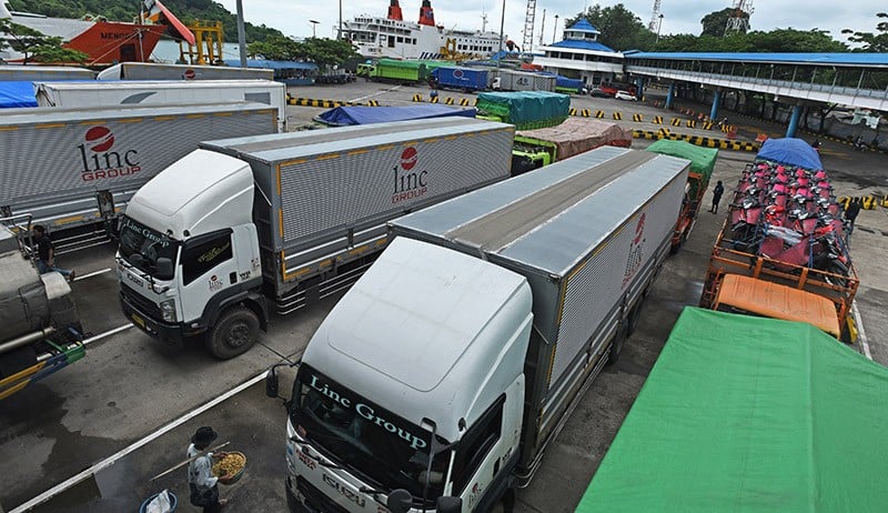 Cuaca Buruk Truk Antre Panjang Untuk Menyeberang Di Pelabuhan Merak