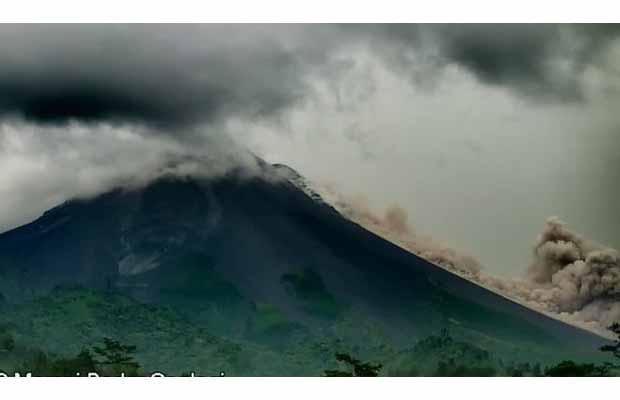 Gunung Merapi Luncurkan Awan Panas Guguran Hingga Km