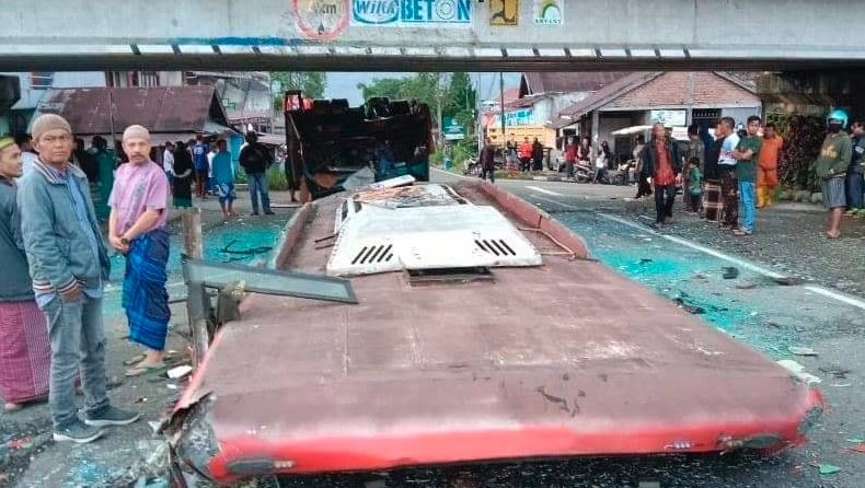 Ngeri Begini Penampakan Bus Terbelah Usai Tabrak Fly Over Di Padang Panjang