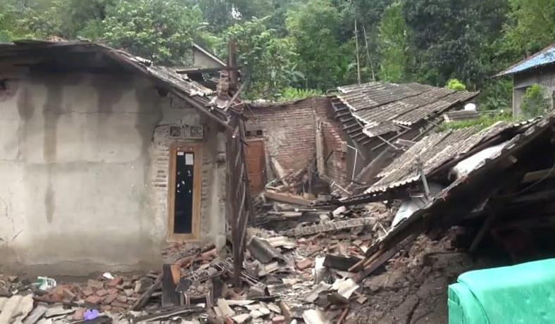 Bencana Tanah Bergerak Terjang Tegal Puluhan Rumah Rusak Ambruk