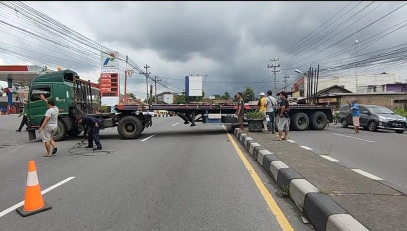 Truk Kontainer Melintang Di Tengah Jalan Solo Semarang Arus Lalu