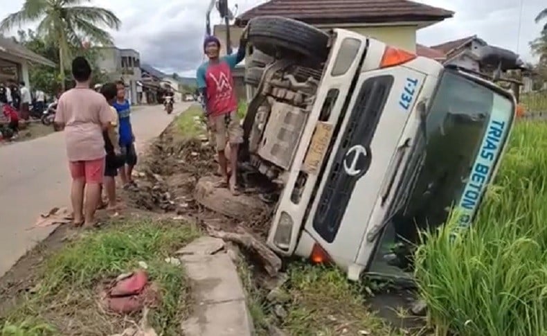 Hindari Angkot Ugal Ugalan Truk Molen Terguling Hingga Nyebur Ke Sawah