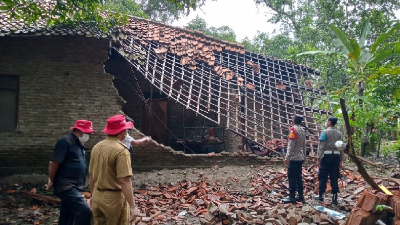 Rumah Warga Di Indramayu Ambruk Diterjang Hujan Deras Dan Angin Kencang