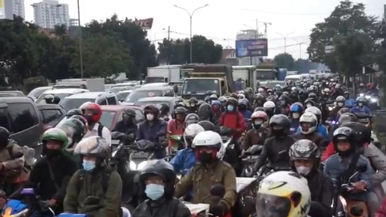 H Lebaran Ribuan Pemudik Mulai Padati Jalur Arteri Kota Bandung