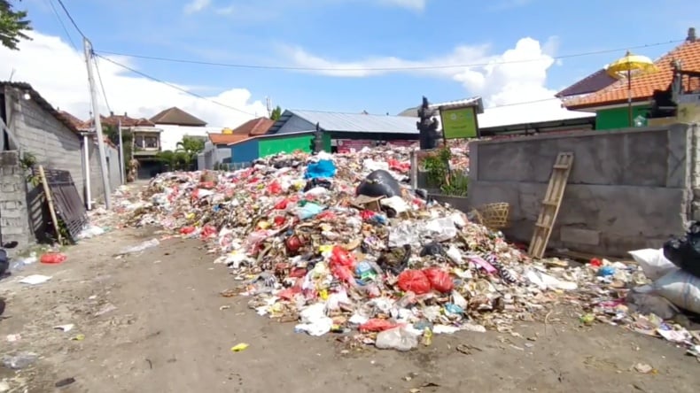 Duh Sampah Di Denpasar Meluber Hingga Nyaris Tutupi Jalanan