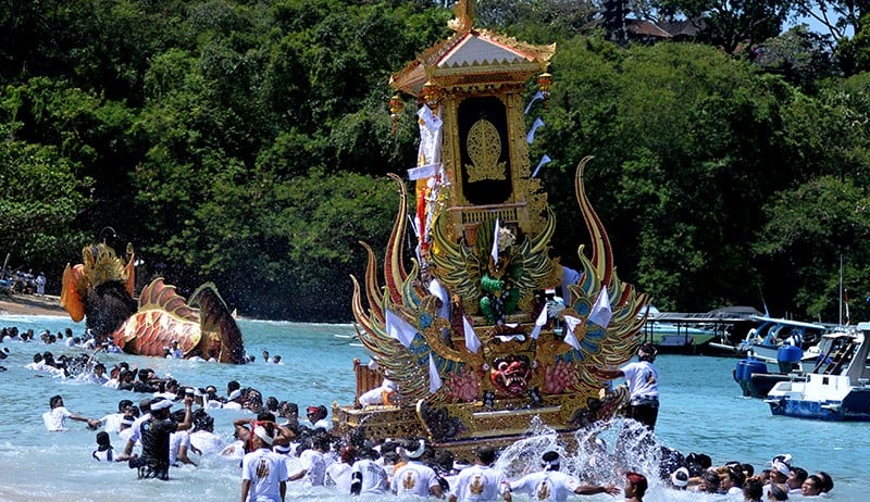 Ritual Ngaben Massal Jasad Dikremasi Di Perairan Padangbai Bali