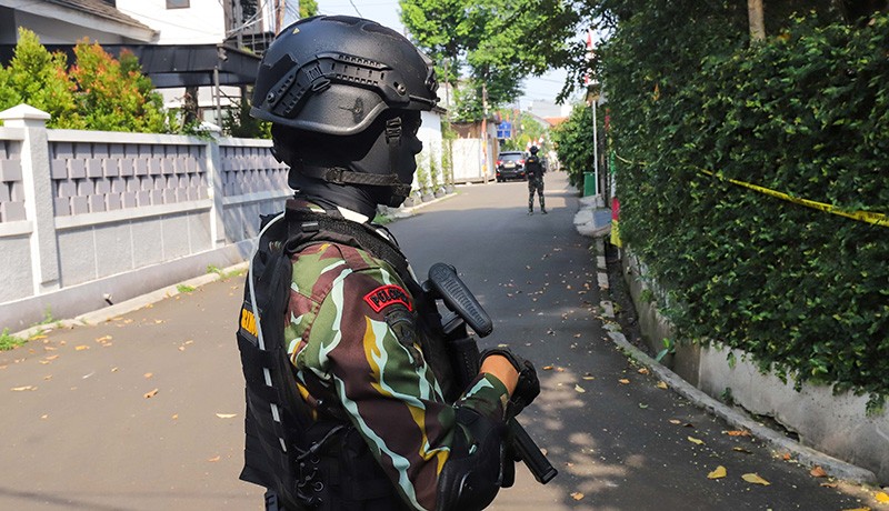 Brimob Berseragam Loreng Tenteng Senjata Laras Panjang Jaga Rumah Ferdy