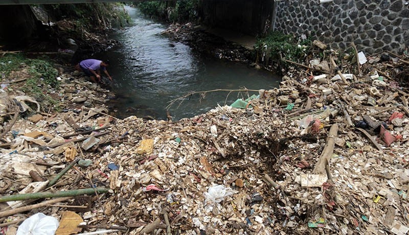 Sampah Menyumbat Sungai Kali Baru Penyebab Banjir Kawasan Cilebut