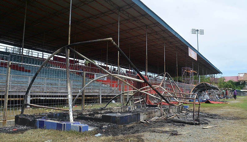 Foto Fasilitas Stadion Rusak Dibakar Penonton Imbas Pemadaman Listrik