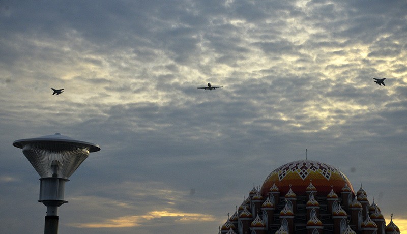 Atraksi Pesawat Tempur Sukhoi Tni Au Di Langit Makassar Bagian