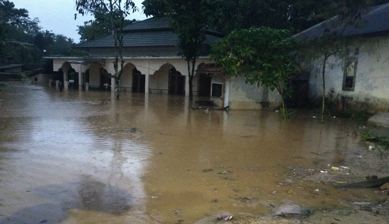 Banjir Dan Longsor Terjang Jampangtengah Sukabumi Masjid Terendam Dan