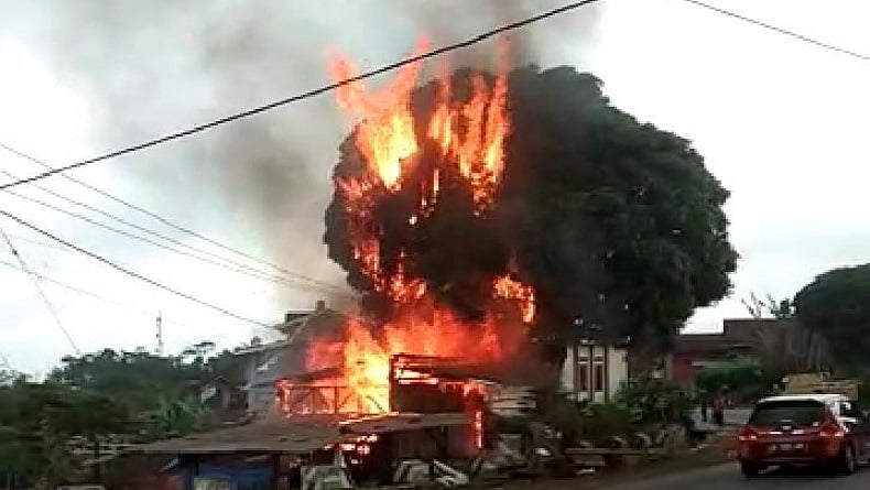 Diduga Korsleting Listrik Rumah Panggung Lantai Di Cilawu Garut