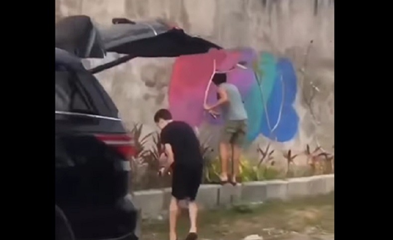 Video Viral Aksi Vandalisme Bule Di Bali Corat Coret Tembok Warga Ungasan