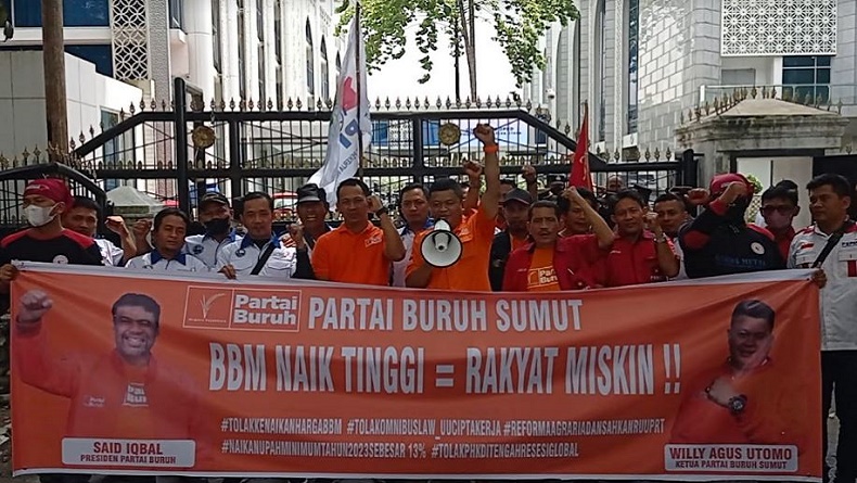 Massa Partai Buruh Sumut Unjuk Rasa Di Gedung DPRD Minta Upah 2023