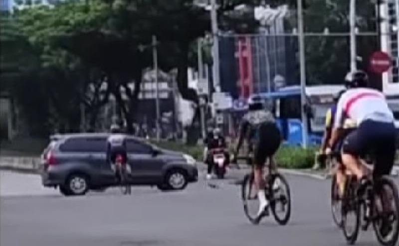 Mobil Tabrak Lari Pesepeda Hingga Terpental Di Harmoni Korban Terluka