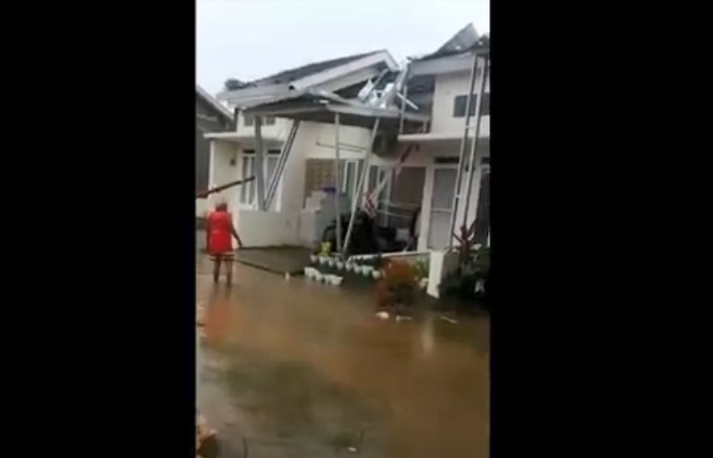 Hujan Deras Disertai Angin Kencang Terjang Permukiman Di Maros Rumah