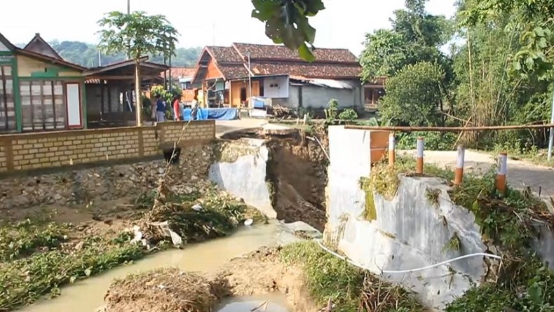 Diterjang Banjir Jembatan Tua Di Blora Putus