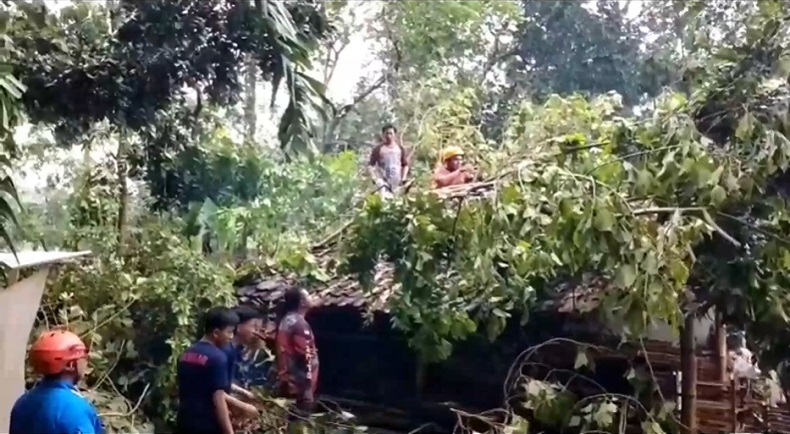 Puluhan Rumah Di Bondowoso Rusak Diterjang Puting Beliung Warga