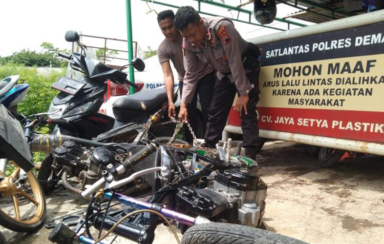 Polisi Bubarkan Aksi Balap Liar Hingga Tutup Jalan Pantura Demak 9