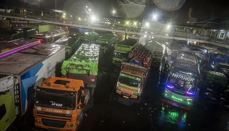 Cuaca Buruk Kapal Kesulitan Berlabuh Hingga Kendaraan Menumpuk Di