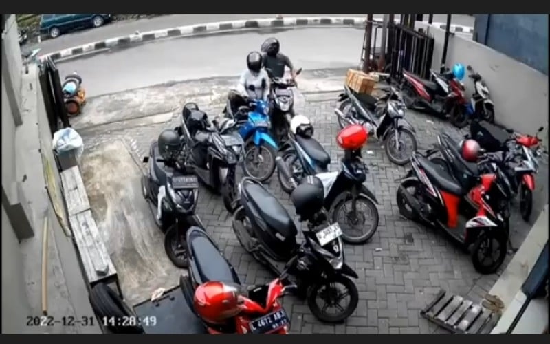 Terekam Cctv Pasutri Kompak Curi Motor Depan Outlet Pakaian Di Surabaya