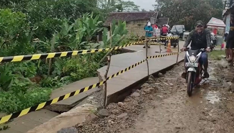 Jalan Raya Di Pandeglang Banten Ambles Sedalam 2 5 Meter Usai Hujan Deras