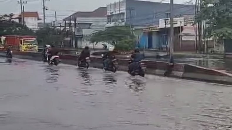 Banjir Di Jalan Kaligawe Semarang Surut Arus Lalu Lintas Mulai Normal