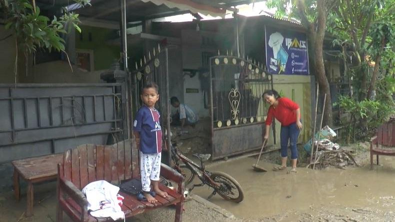 Banjir Di Perum Dinar Indah Semarang Surut Isi Rumah Penuh Lumpur