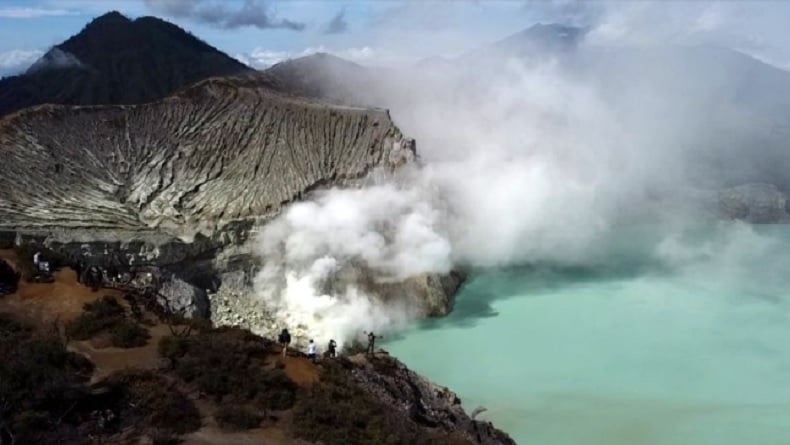 Gunung Ijen Waspada Pvmbg Larang Aktivitas Km Dari Puncak Kawah